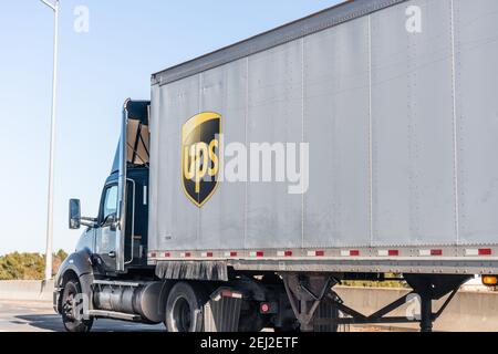 Jan 5, 2021 Concord / CA / USA - UPS (United Parcel Service) LKW fährt auf der Autobahn in East San Francisco Bay Area Stockfoto