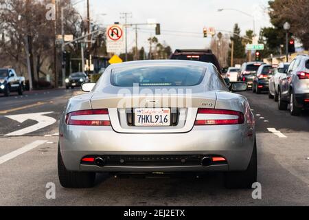 Jan 15, 2021 Concord / CA / USA - Rückansicht des Aston Martin DB9 beim Warten an einer Ampel in der East San Francisco Bay Area Stockfoto