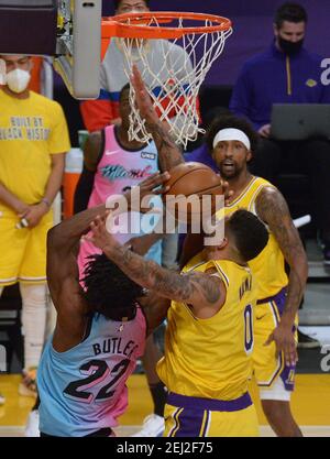 Los Angeles, Usa. Februar 2021, 20th. Miami Heat Guard Jimmy Butler punktet am Samstag, den 20. Februar 2021, im Staples Center in Los Angeles vor Kyle Kuzma von Los Angeles Lakers. Die Hitze besiegte die Lakers 96-94. Foto von Jim Ruymen/UPI Kredit: UPI/Alamy Live Nachrichten Stockfoto