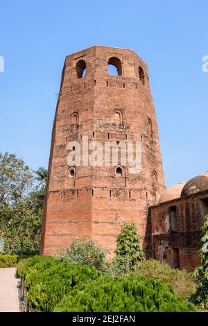 Blick auf Katra Masjid, eine der größten Karawansereien des indischen Subkontinents. Gelegen in Barowaritala, Murshidabad, West Bengalen, Indien. Islamisches A Stockfoto