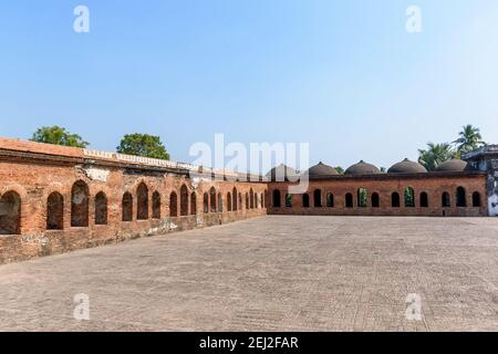 Blick auf Katra Masjid, eine der größten Karawansereien des indischen Subkontinents. Gelegen in Barowaritala, Murshidabad, West Bengalen, Indien. Islamisches A Stockfoto