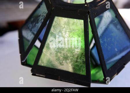 Eine Nahaufnahme von Schneemustern auf farbigen Gläsern von Eine Taschenlampe an einem frostigen Tag Stockfoto