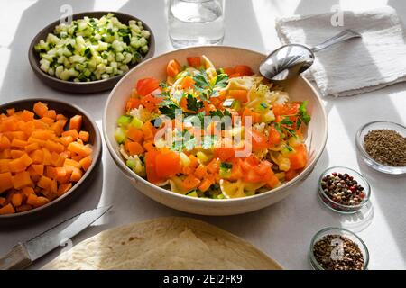 Gemüseteller mit Karotten, Zucchini und Pasta, gewürzt mit Gewürzen Stockfoto