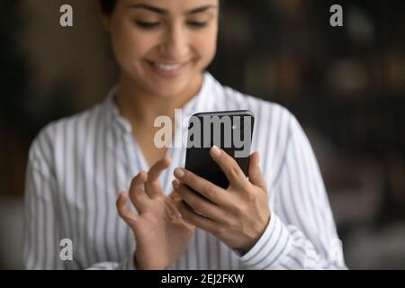 Nahaufnahme von lächelnden ethnischen Nutzung modernen Handy Stockfoto