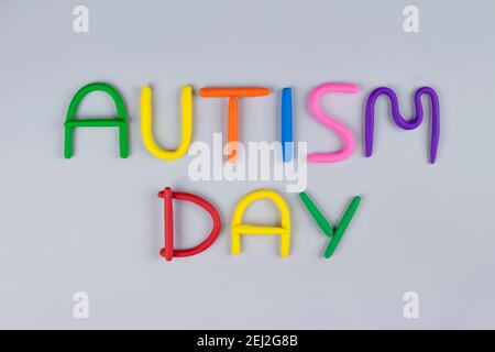 World Autism Awareness Day Konzept - mehrfarbige Buchstaben aus Play-Doh oder anderen sensorischen Spielschaum auf hellgrauem Hintergrund. Autismus-Spektrum Stockfoto