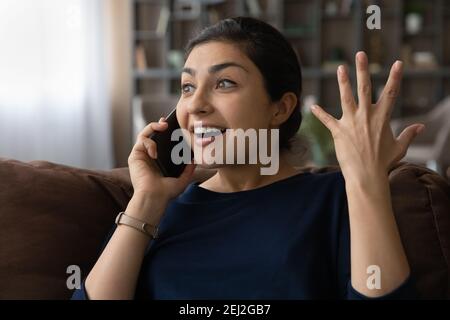 Überrascht junge indische Frau schockiert von Nachrichten auf Zelle Stockfoto