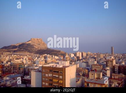 CASTILLO EN EL MONTE DE BENACANTIL- VISTA DESDE LA FORTALEZA DE SAN FERNANDO - FOTO AÑOS 00. ORT: CASTILLO DE SANTA BARBARA. Alicante. SPANIEN. Stockfoto