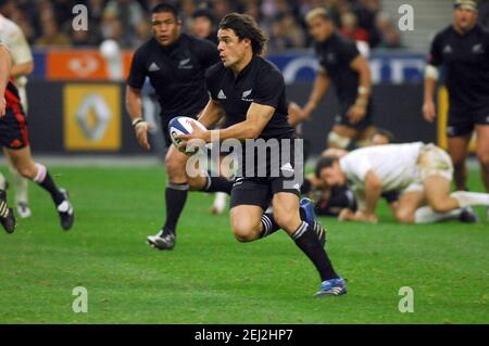 Der Neuseeländer Dan Carter beim Rugby-Testspiel, Frankreich gegen Neuseeland am 18. November 2006 im Stade of France in Saint Denis bei Paris, Frankreich. Neuseeland gewann 23-11. Foto von Guibbaud-Gouhier/Cameleon/ABACAPRESS.COM Stockfoto