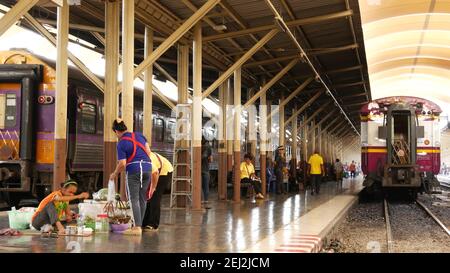 BANGKOK, THAILAND - 11. JULI, 2019: Hua Lamphong Bahnhof, staatliche Eisenbahn-Verkehrsinfrastruktur SRT. Passagiere auf dem Bahnsteig, Personen und Kommu Stockfoto