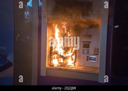 Barcelona, Katalonien, Spanien. Februar 2021, 20th. ATM wird in Brand gesetzt.Fünfte Nacht von Protesten und Aufständen als Reaktion auf die Verhaftung und Inhaftierung des Rappers Pablo Hasel beschuldigt, den Terrorismus zu verherrlichen und die Krone aus dem Inhalt seiner Lieder zu beleidigen. Quelle: Thiago Prudencio/DAX/ZUMA Wire/Alamy Live News Stockfoto