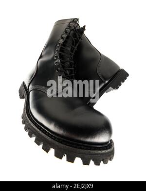 Ultra-Weitwinkel-Ansicht auf zwei schwarze Leder 10-Zoll-neue militärische Kampfstiefel, isoliert auf weißem Hintergrund. Stockfoto
