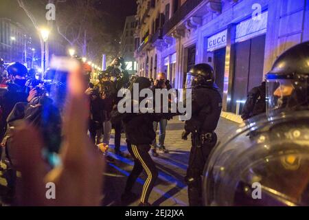 Barcelona, Katalonien, Spanien. Februar 2021, 20th. Der Protestierende kämpft mit der Polizei.Fünfte Nacht der Proteste und Unruhen als Reaktion auf die Verhaftung und Inhaftierung des Rappers Pablo Hasel beschuldigt, den Terrorismus zu verherrlichen und die Krone aus dem Inhalt der Texte seiner Lieder zu beleidigen. Quelle: Thiago Prudencio/DAX/ZUMA Wire/Alamy Live News Stockfoto