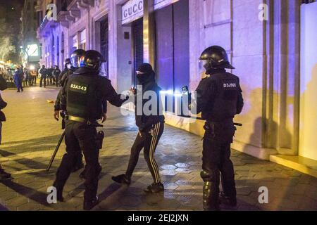 Barcelona, Katalonien, Spanien. Februar 2021, 20th. Der Protestierende kämpft mit der Polizei.Fünfte Nacht der Proteste und Unruhen als Reaktion auf die Verhaftung und Inhaftierung des Rappers Pablo Hasel beschuldigt, den Terrorismus zu verherrlichen und die Krone aus dem Inhalt der Texte seiner Lieder zu beleidigen. Quelle: Thiago Prudencio/DAX/ZUMA Wire/Alamy Live News Stockfoto