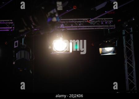 Professionelle Lichttechnik im Studio eines Nachrichtensenders während einer Live-Übertragung. Stockfoto