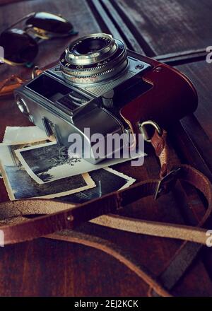 Alte Retro-Kamera auf Vintage Holzbrettern abstrakten Hintergrund Stockfoto