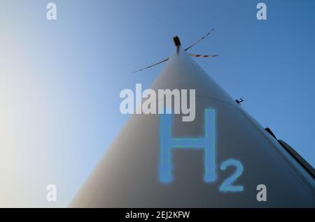 Riesige Windmühle von unten mit Wasserstoff h2 Buchstaben in grün Blaue Farbe Stockfoto