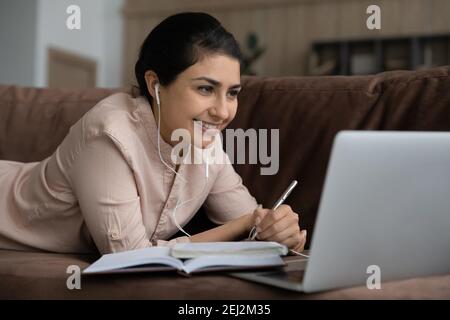 Glückliche indische Frau Studie online am Computer Stockfoto