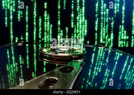 Mechanische Festplatte HDD mit Matrix Patern Stockfoto