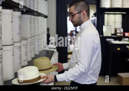 Lock & Co Hatters in St. James's Street London ist einer der ältesten Hutladen der Welt, der 1676 gegründet wurde. Stockfoto