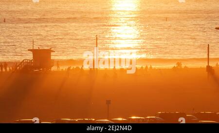 SANTA MONICA, LOS ANGELES, USA - 28 Okt 2019: California summertime Beach aesthetic, atmosphärisch goldener Sonnenuntergang. Unkenntlich Menschen Silhouetten, Sonne Stockfoto