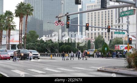 LAS VEGAS, NEVADA USA - 13 DEC 2019: Menschen auf Fußgängerweg. Multikulturelle Männer und Frauen, die auf der Stadtpromenade spazieren. Menge der Bürger auf der Seitenwand Stockfoto