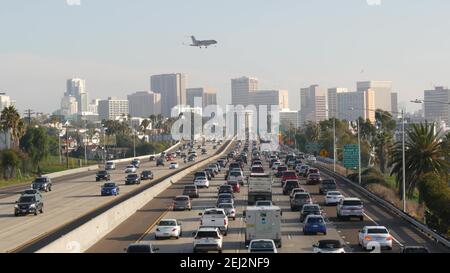 SAN DIEGO, CALIFORNIA USA - 15 JAN 2020: Verkehrsreiche Intercity Autobahn, Stau auf der Autobahn während der Hauptverkehrszeit. Städtische Skyline, Hochhaus Wolkenkratzer und landi Stockfoto