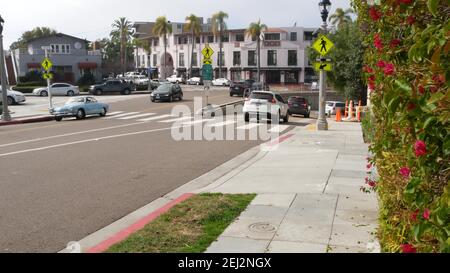 La Jolla, San Diego, CA USA -24 JAN 2020: Autos und Gebäude, Downtown City Street of california Coastal Tourist Resort. Stadtbild mit Verkehr, amer Stockfoto