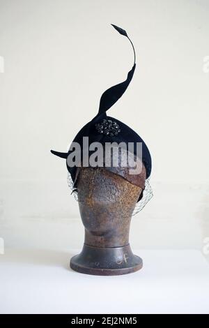 Lock & Co Hatters / Hutmacher / Sylvia Fletcher Chefmühle bei Lock . Stockfoto