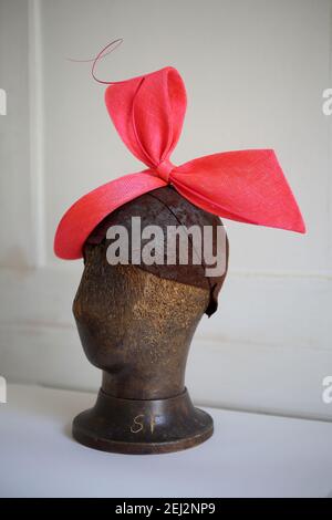 Lock & Co Hatters / Hutmacher / Sylvia Fletcher Chefmühle bei Lock . Stockfoto