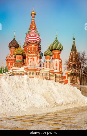 Schneeplatz in der Nähe der Basilius-Kathedrale, Winter, Moskau, Russland. Stockfoto