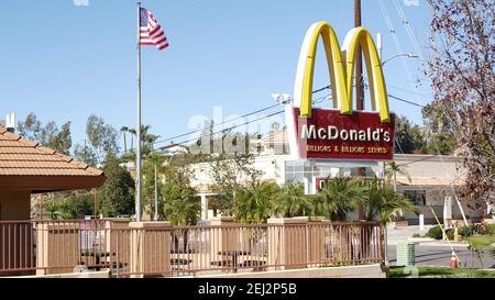 VISTA, CALIFORNIA USA - 16. FEB 2020: McDonalds-Logo und amerikanische Flagge. Gelber Buchstabe M-Symbol und Sterne und Streifen. Goldene Bögen Emblem, Marke si Stockfoto