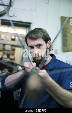 James Smith & Sons machen traditionellen Regenschirm in ihrer Werkstatt, in London, England, Großbritannien. Stockfoto