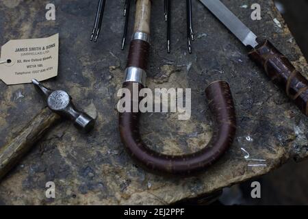 James Smith & Sons machen traditionellen Regenschirm in ihrer Werkstatt, in London, England, Großbritannien. Stockfoto