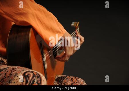 Nahaufnahme einer akustischen Gitarre, die von einem gespielt wird Frau Stockfoto