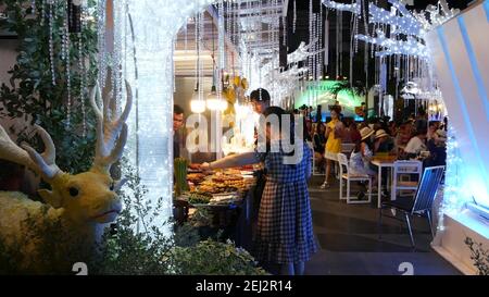 BANGKOK, THAILAND - 18. DEZEMBER, 2018: Menschen essen und boying asiatische thai Street Fast Food in der Food Court in der Cafeteria in Einkaufszentrum im Geschäft Stockfoto