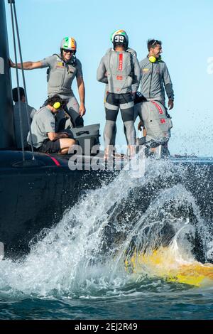 Auckland, Neuseeland. 21. Februar 2021. Prada Cup Finals. Kredit Chris Cameron / Alamy Live Nachrichten. Auckland, Neuseeland. 21. Februar 2021. Prada Cup Finals. Kredit Chris Cameron / Alamy Live Nachrichten. Luna Rossa Prada Pirelli Team Segler feiern nach dem Sieg im Prada Cup. Quelle: Chris Cameron/Alamy Live News Stockfoto