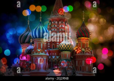 Nacht St. Basil's Cathedral an Bokeh bunten Lichtern. Stockfoto