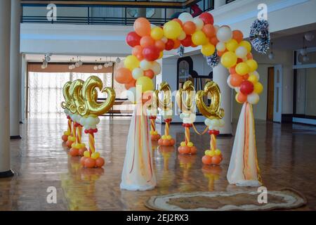 Ein Bogen von bunten Luftballons. Dekor von Luftballons. Ort der Hochzeitszeremonie. Stockfoto