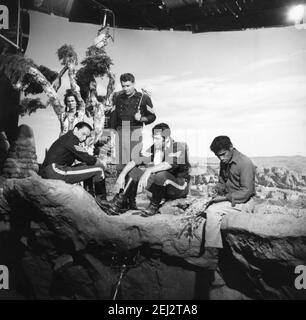 HENRY SILVA FRANK SINATRA DEAN MARTIN PETER LAWFORD UND SAMMY DAVIS Jr am Set offen während der Dreharbeiten SERGEANT 3 / SERGEANT DREI 1962 Regisseur JOHN STURGES Essex Productions / Meadway-Claude Productions Company / United Artists Stockfoto