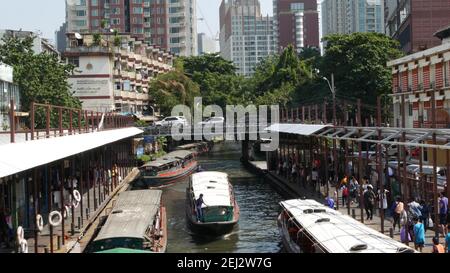 BANGKOK, THAILAND - 18 DEZEMBER, 2018 Pratunam Pier, Express-Boot öffentlichen Verkehrsmitteln Haltestelle im Zentrum der Stadt. Saen Saep Kanal. Viel Verkehr auf Ratchadamr Stockfoto