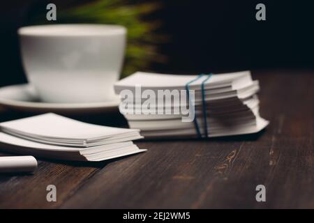 Kaffeetasse auf dem Tisch Visitenkarten Büro Desktop Business Dokumente Stockfoto