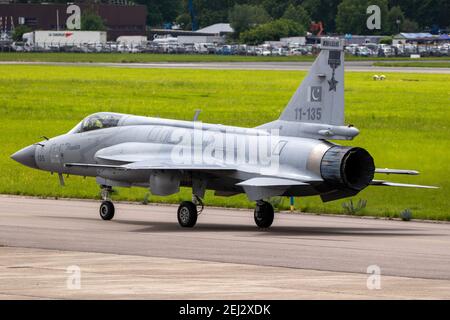 Pakistan Air Force PAC JF-17 Thunder Kampfjet Flugzeuge Rollen auf die Landebahn auf der Paris Air Show. Frankreich - 20. Juni 2019 Stockfoto