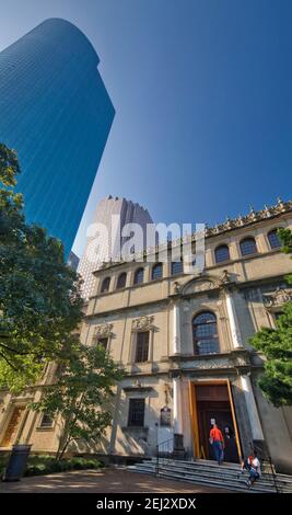 Julia Ideson Gebäude (öffentliche Bibliothek), Wells Fargo Plaza, Plaza Enterprise hinten, Innenstadt, Houston, Texas, USA Stockfoto