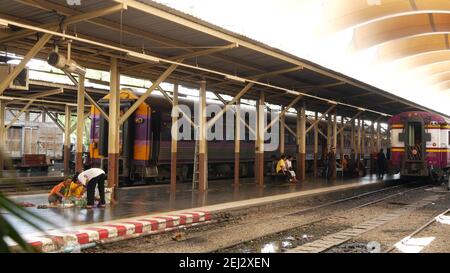 BANGKOK, THAILAND - 11. JULI, 2019: Hua Lamphong Bahnhof, staatliche Eisenbahn-Verkehrsinfrastruktur SRT. Passagiere auf dem Bahnsteig, Personen und Kommu Stockfoto