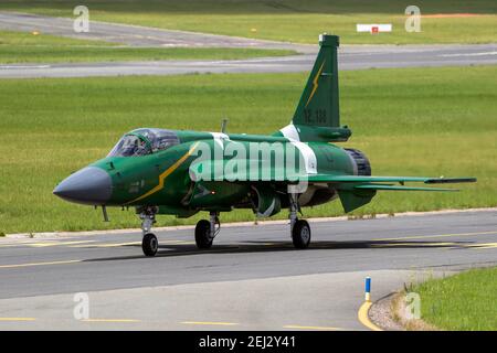 Pakistan Air Force PAC JF-17 Thunder Kampfjet Flugzeuge Rollen auf die Landebahn auf der Paris Air Show. Frankreich - 21. Juni 2019 Stockfoto