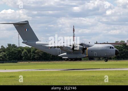 Französische Luftwaffe Airbus A400M militärische Frachtflugzeug Landung auf der Landebahn des Flughafens Le Bourget. Frankreich - 21. Juni 2019 Stockfoto