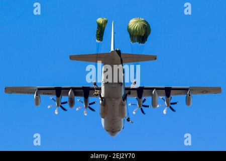 Fallschirmspringer springen während der Operation Falcon Leap von einem US Marines KC-130J Hercules Flugzeug. Veluwe, Niederlande - Septem Stockfoto