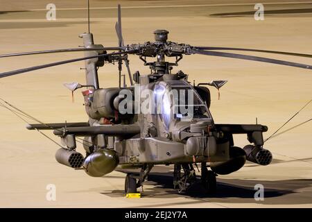 US Army Boeing AH-64E Apache Guardian attackiert Hubschrauber auf dem Asphalt während eines Nachtstopps am Flughafen Eindhoven. Niederlande - 14. Oktober 2019 Stockfoto