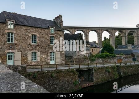 Canal de la Rance durch die Stadt Dinan. Frankreich Stockfoto