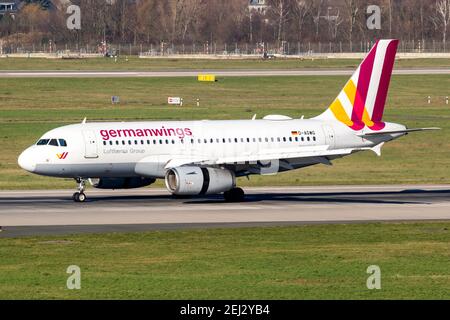 Eurowings Airbus A319 Passagierflugzeug rollt nach der Landung am Flughafen Düsseldorf. Deutschland - 7. Februar 2020 Stockfoto